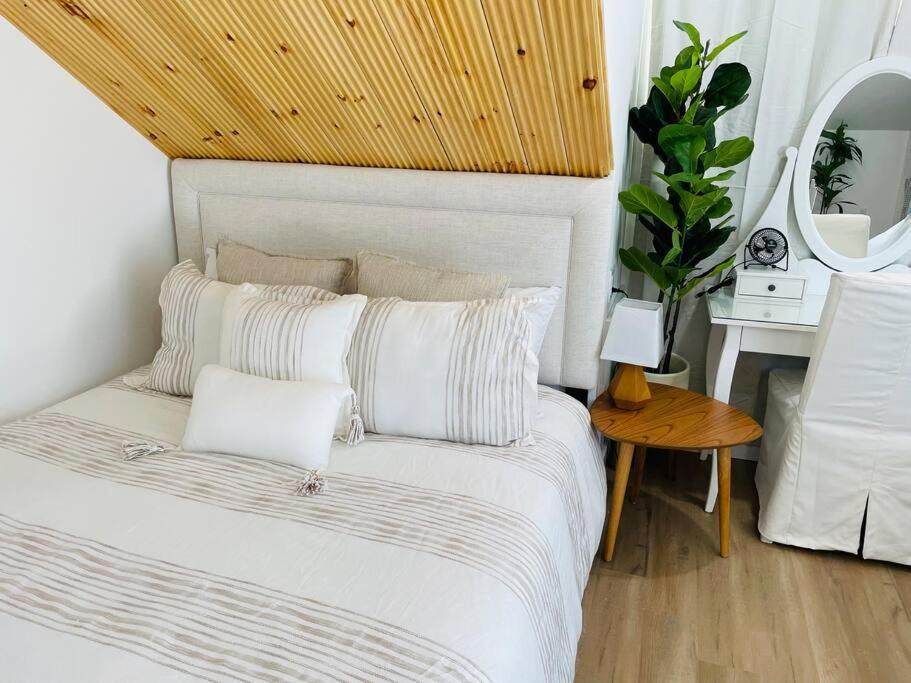 Stylish Cozy One Bedroom Studio With Free Parking 빅토리아 외부 사진