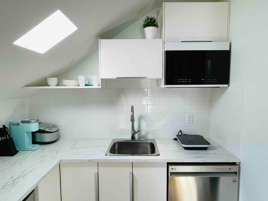 Stylish Cozy One Bedroom Studio With Free Parking 빅토리아 외부 사진