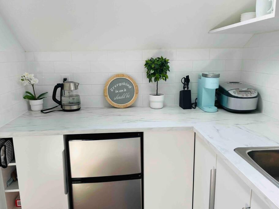 Stylish Cozy One Bedroom Studio With Free Parking 빅토리아 외부 사진
