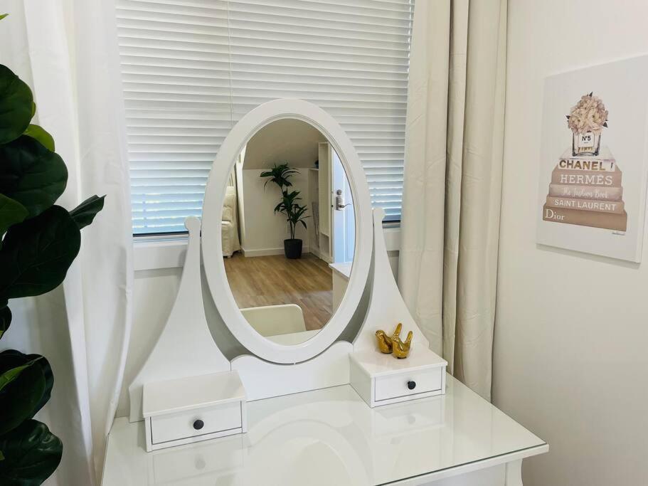 Stylish Cozy One Bedroom Studio With Free Parking 빅토리아 외부 사진