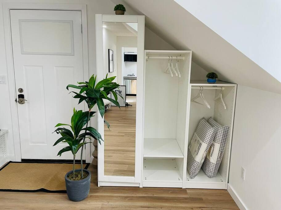 Stylish Cozy One Bedroom Studio With Free Parking 빅토리아 외부 사진
