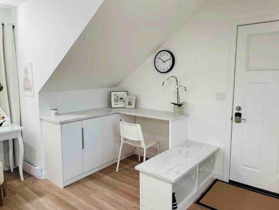 Stylish Cozy One Bedroom Studio With Free Parking 빅토리아 외부 사진